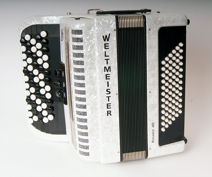 Weltmeister Romance602-II-72/60-WH Romance 602 - Аккордеон кнопочный 60/72/II/3, белый в магазине для музыкантов Рок-н-Ролл
