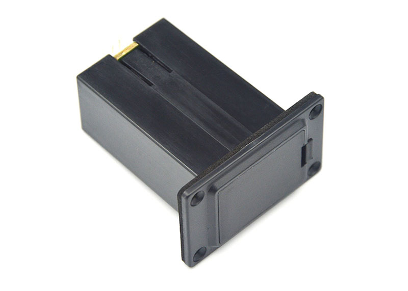 Belcat BH-300 - Батарейный отсек в магазине для музыкантов Рок-н-Ролл