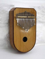 Kalimba KL-B-A15LMBG-C - Калимба альта 15 Middle Eastern, форма лира, бук, глянцевая в магазине для музыкантов Рок-н-Ролл