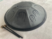 Pangooda Drums PNG-GRS-42M - Глюкофон "Гранофон" кованый, черный муар 42см, с палочками и чехлом в магазине для музыкантов Рок-н-Ролл Pangooda Drums PNG-GRS-42M - Глюкофон "Гранофон" кованый, черный муар 42см, с палочками и чехлом в магазине для музыкантов Рок-н-Ролл